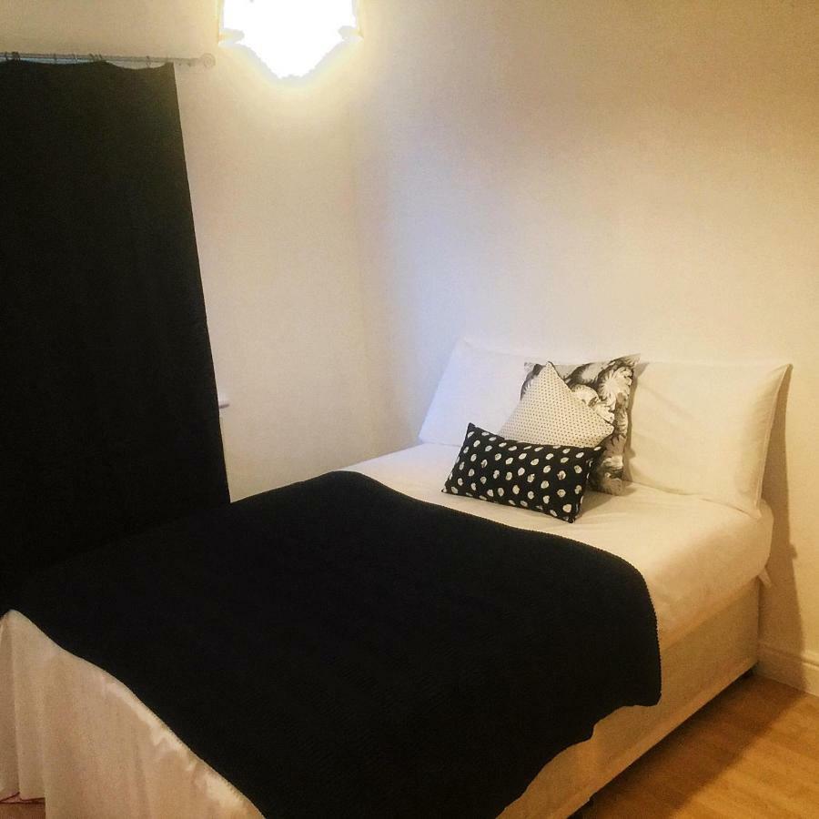 North London Cottage Bagian luar foto