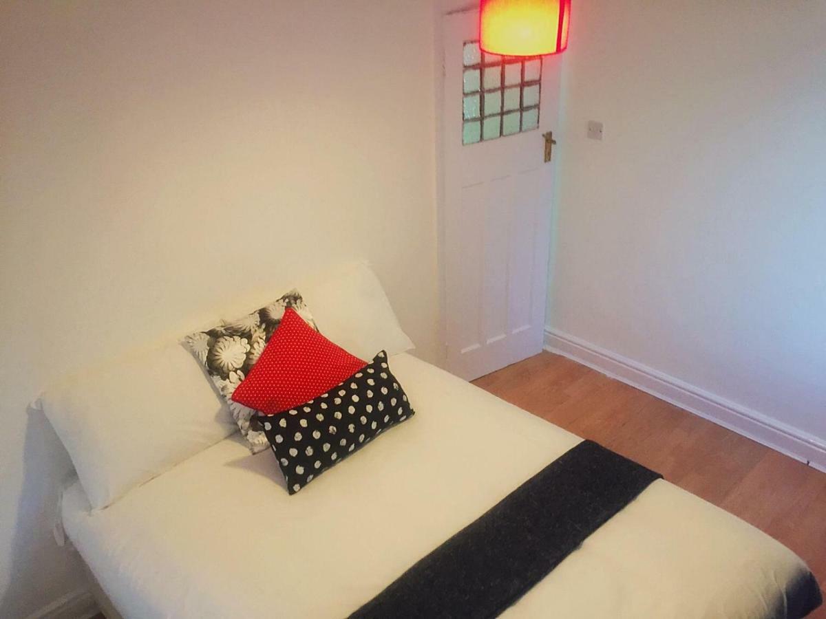North London Cottage Bagian luar foto